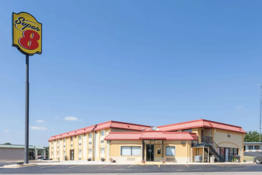 Super 8 by Wyndham Clinton OK - Image 1