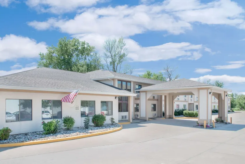 Super 8 by Wyndham Ottumwa - Image 1
