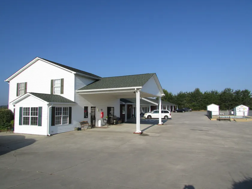 Douglas Inn & Suites, Blue Ridge, GA - Image 1