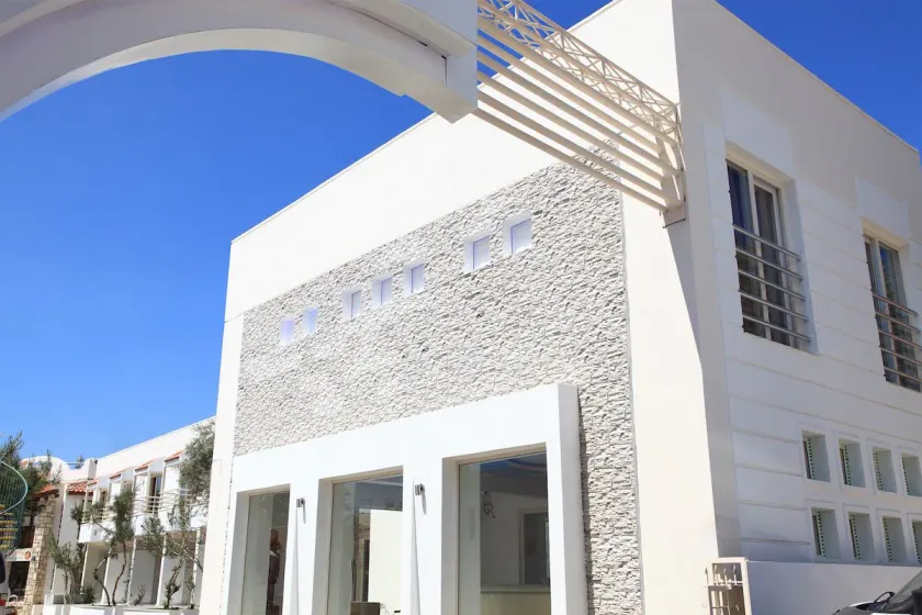 Delfi Hotel & Spa - Image 1