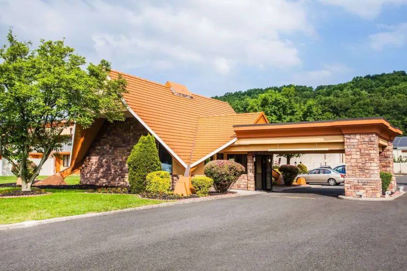 Howard Johnson by Wyndham North Plainfield - Image 1