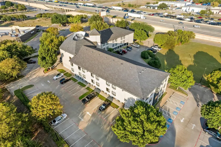 Days Inn & Suites by Wyndham DeSoto - Image 1