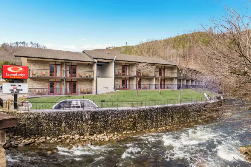 Econo Lodge Inn & Suites on the River - Image 1