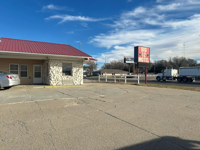Big 12 Motel Broken Bow NE - Image 1