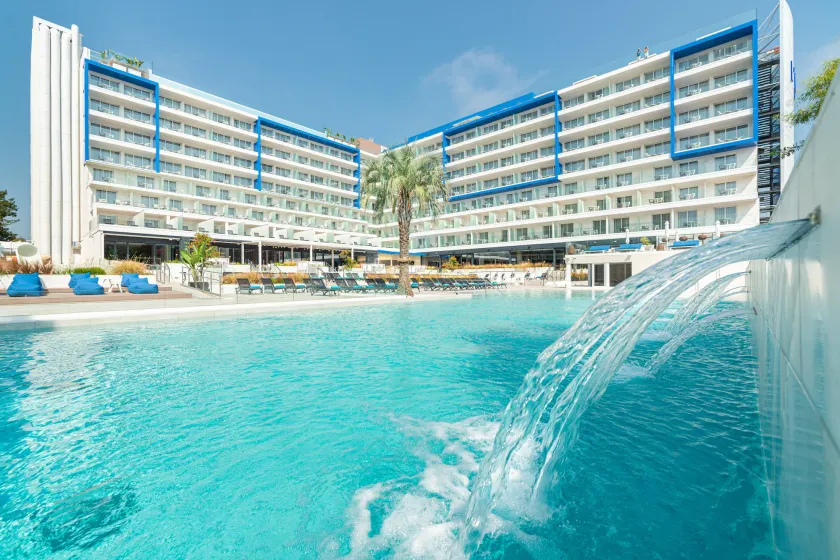 L'Azure Hotel 4* Sup - Image 1