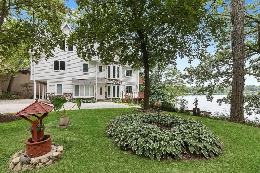 Lakefront Genoa City Home w/ Private Beach - Innenbereich