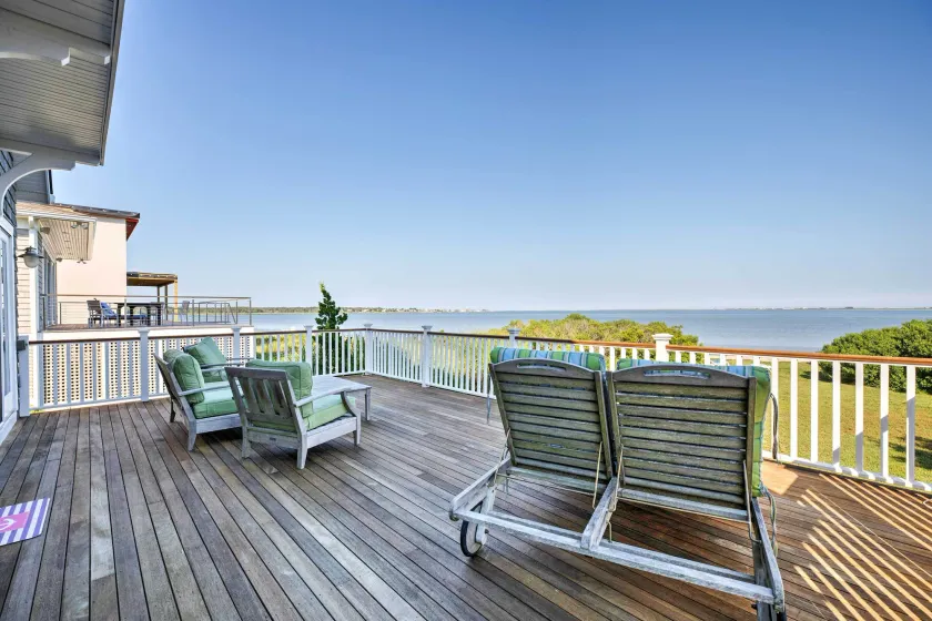 Luxe East Quogue Waterfront Home w / Sandy Beach! - Image 1