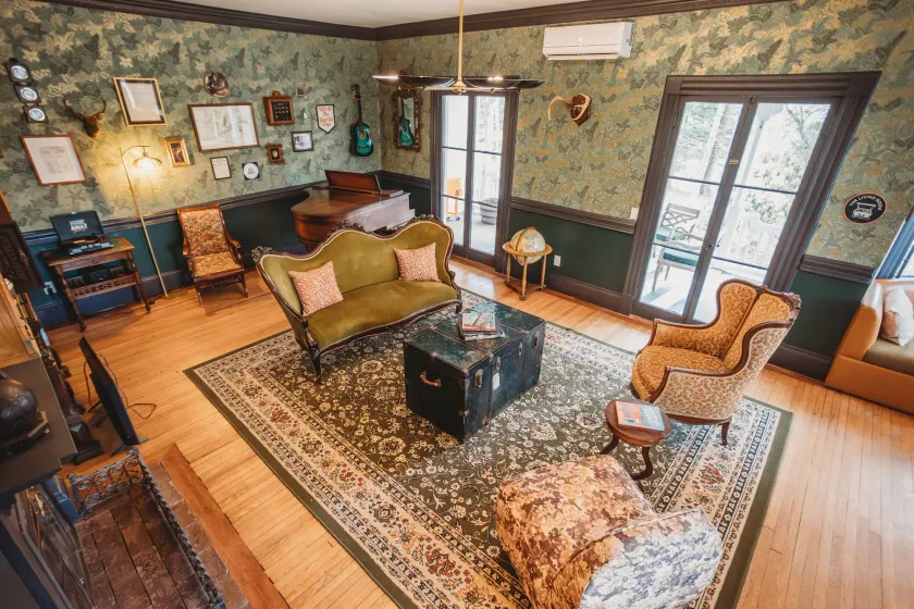 Hideaway Inn Lenox - Image 1