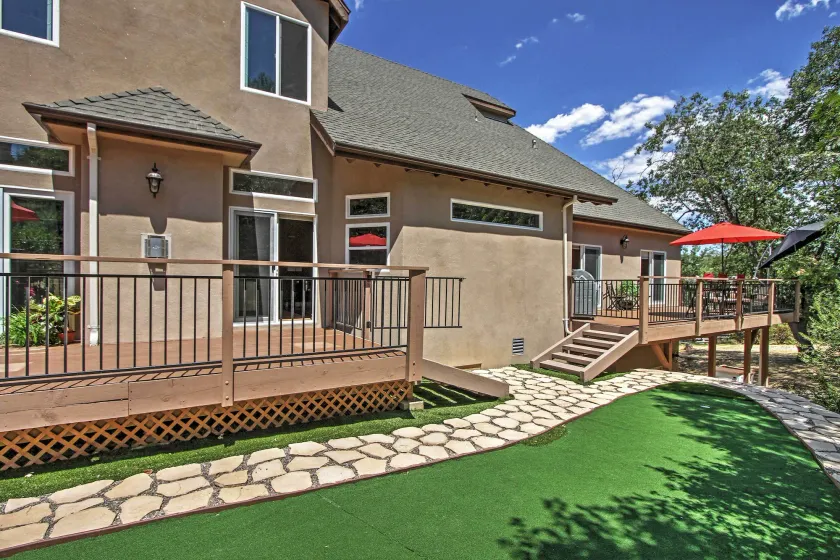 Roomy Home w/ Deck, 5 Mi to Lake Arrowhead Village - Image 1