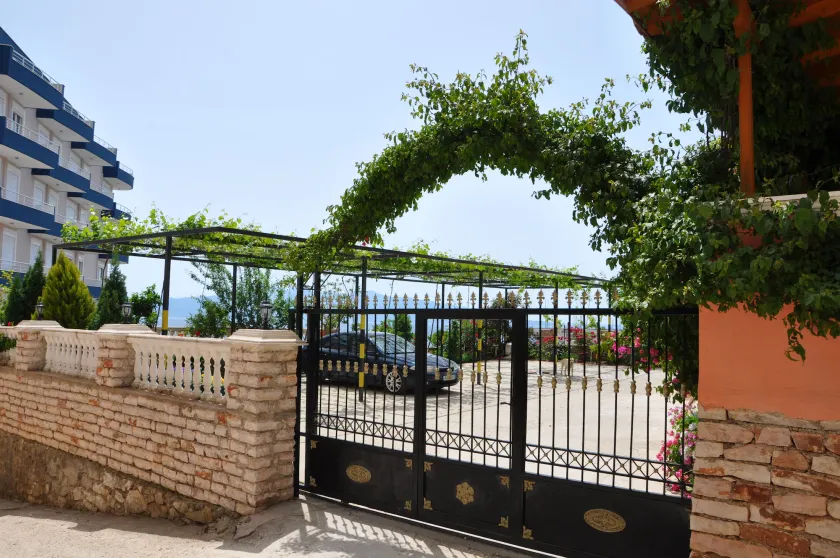 Hotel Vila Alvin & Apartments - Image 1