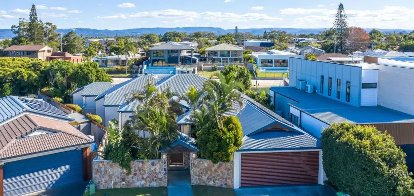 Maureen Waterfront Beach House - Image 1
