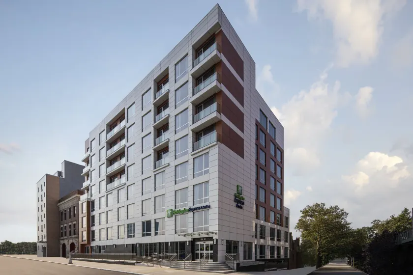 Holiday Inn Express & Suites Woodside LaGuardia Airport - Image 1