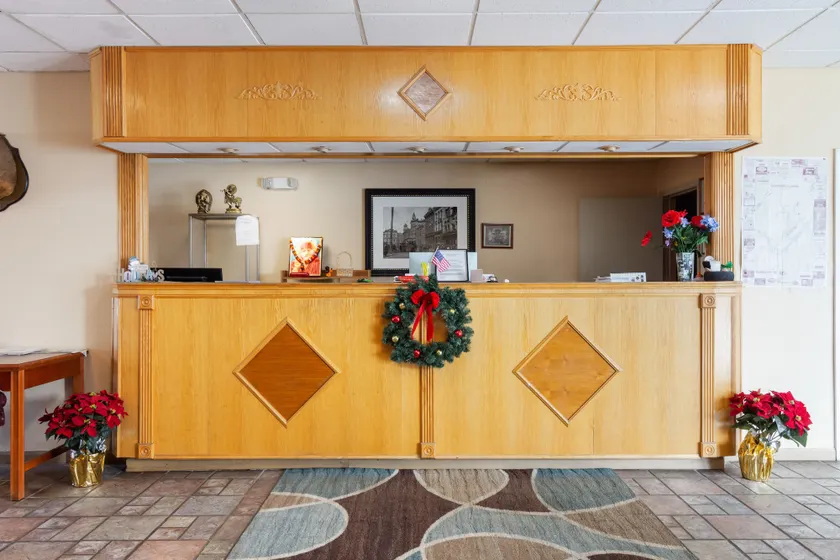Travelers Place Inn & Suites - Saguão