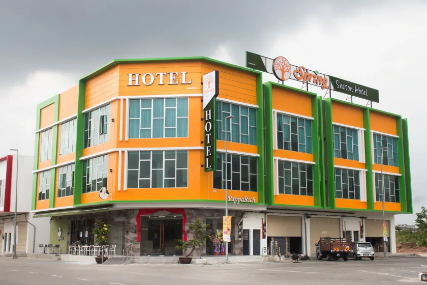 Spring Season Hotel - Image 1