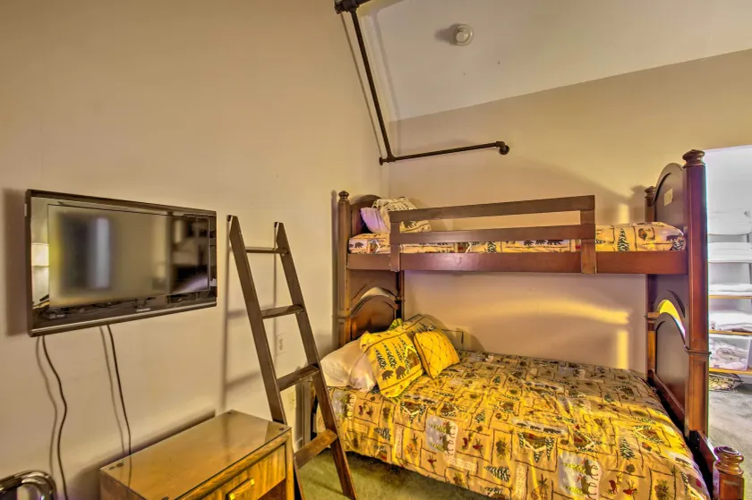 Snug Wintergreen Resort Studio: Ski In & Out! - Innvendig