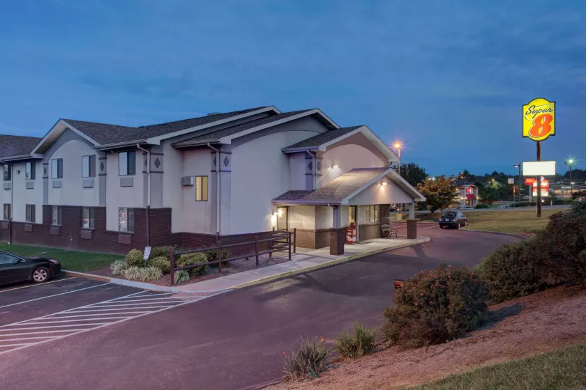 Super 8 by Wyndham Christiansburg/Blacksburg Area - Image 1