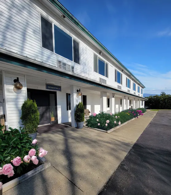 South Side Inn - Burlington - Image 1