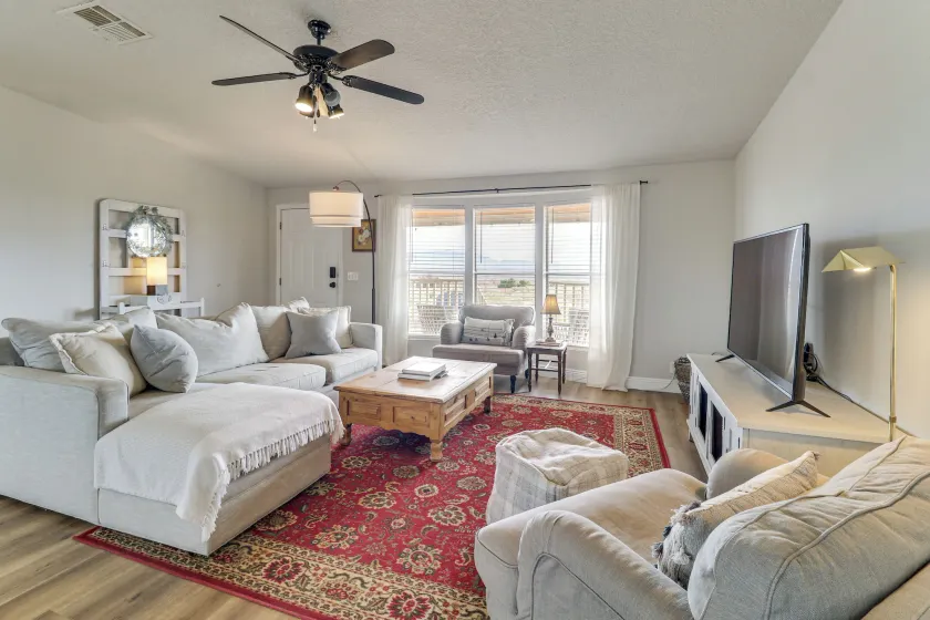 Scenic Sandia Mtn Views! Cozy Rio Rancho Retreat - Image 1