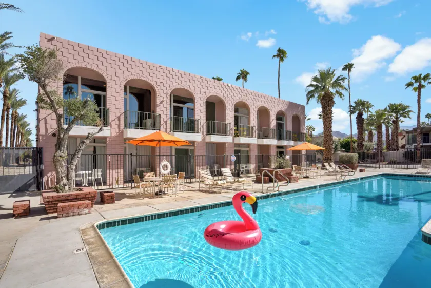 Palm Desert Suites - Image 1