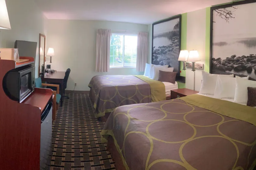 Super 8 by Wyndham Chisago City - Image 1