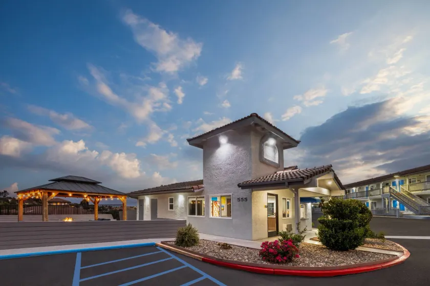 Days Inn by Wyndham Arroyo Grande Pismo Beach - Image 1