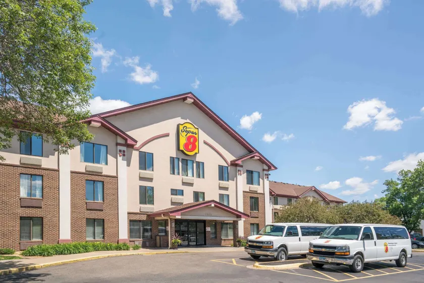 Super 8 by Wyndham Bloomington/Airport - Image 1