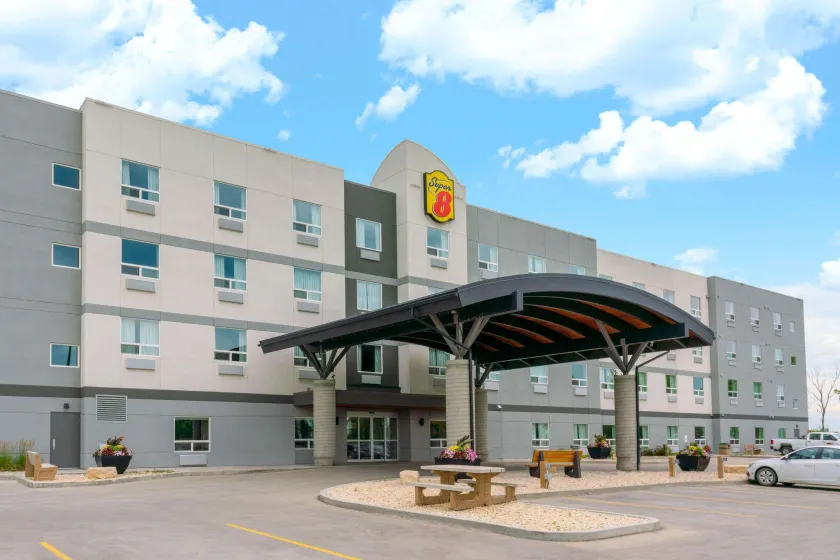 Super 8 by Wyndham Winnipeg East MB - Image 1