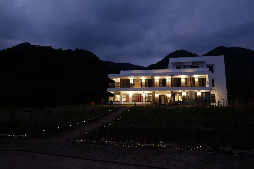 Moonlit Seaview Homestay - Image 1