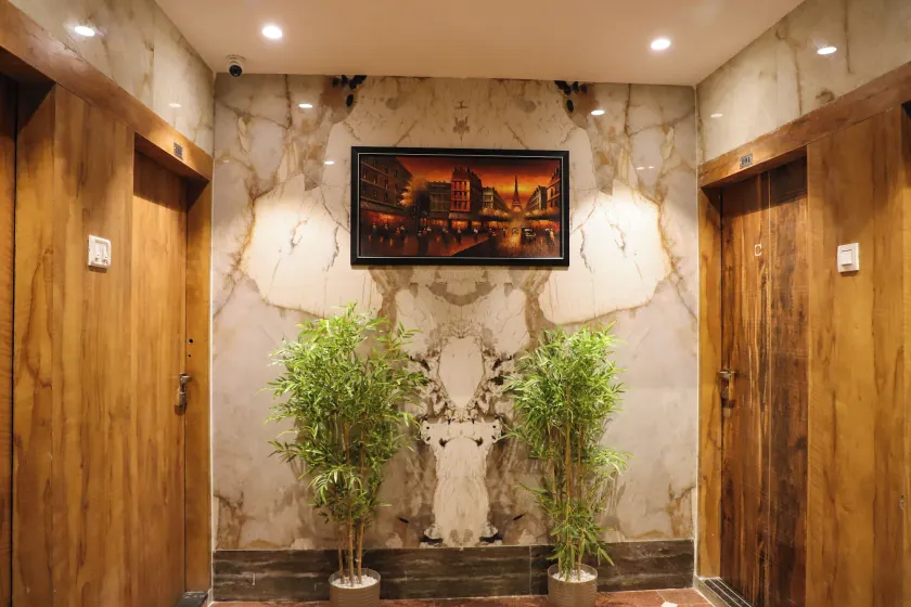 RK Hotel - Interior entrance