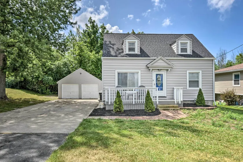 Orchard Park Home < 2 Mi to Highmark Stadium! - Interior
