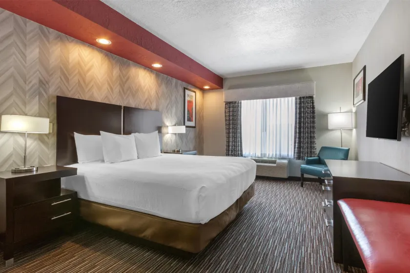 Best Western Plus Gallup Inn & Suites - Image 1