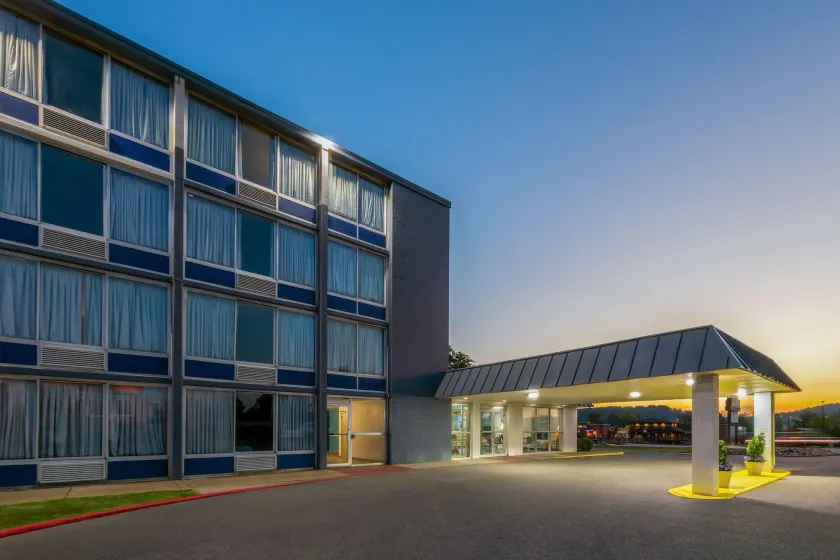 Days Inn by Wyndham Cambridge - Image 1