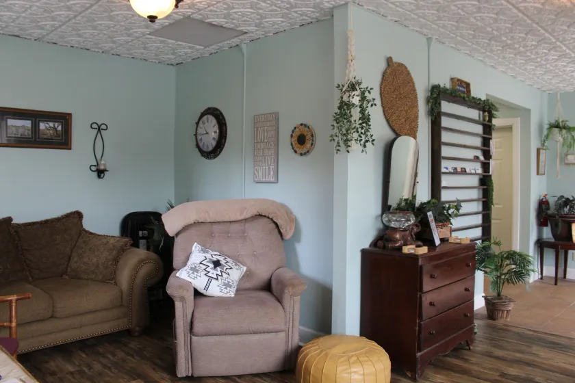 Monroe Street Suites - Lobby sitting area