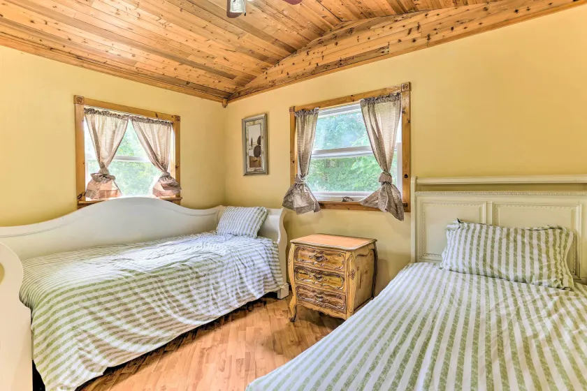 Bright Tucked-Away Cabin w/ Furnished Deck + Grill - Innvendig