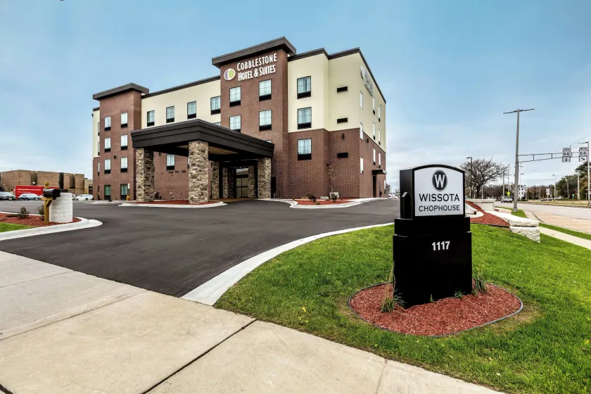 Cobblestone Hotel & Suites - Stevens Point - Image 1