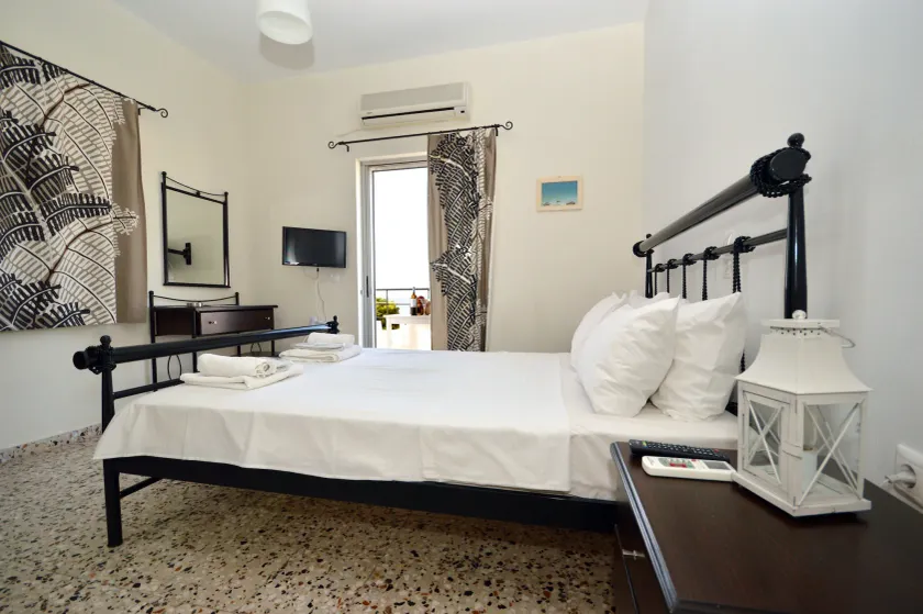 Koukounari Rooms - Image 1