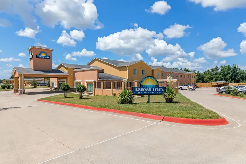 Days Inn by Wyndham Rockdale Texas - Image 1