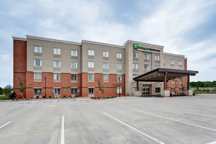 Holiday Inn Express & Suites Manhattan by IHG - Image 1