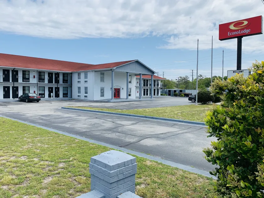Econo Lodge Crystal Coast - Image 1