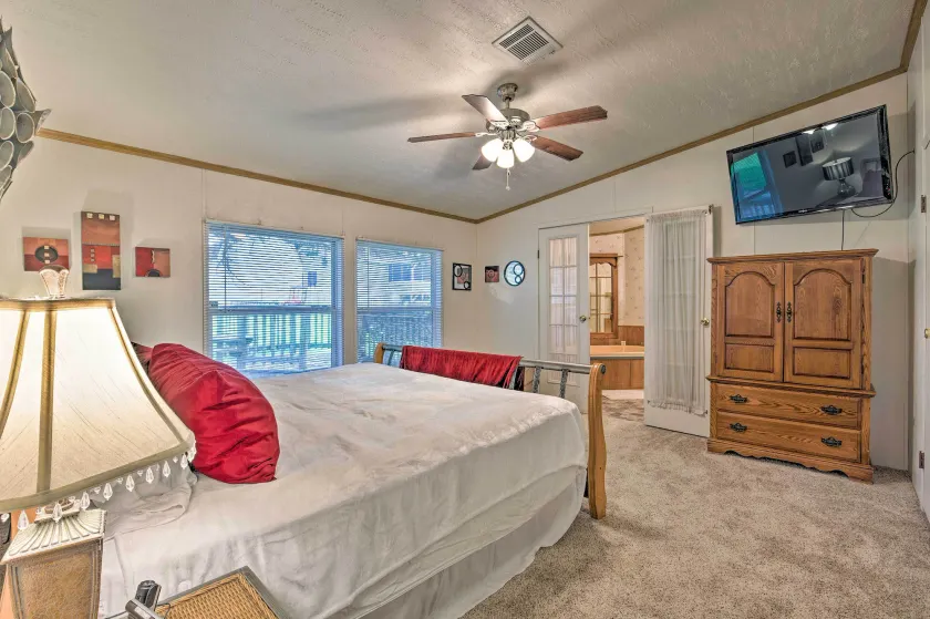 Cedar Creek Lake Access: Retreat w/ Deck - Innvendig