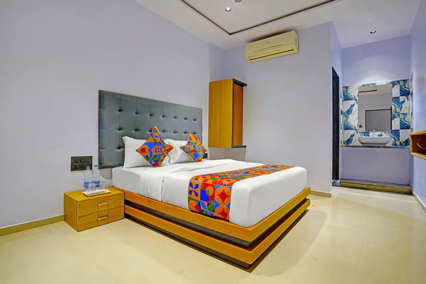 Hotel Nidhivan Palace - Image 1
