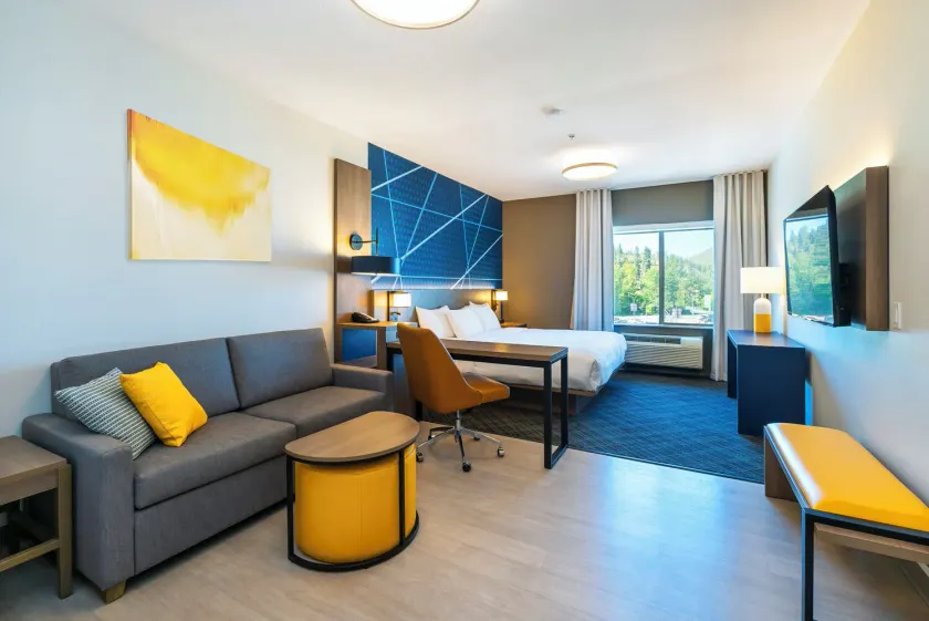 Comfort Suites Kelowna - Image 1