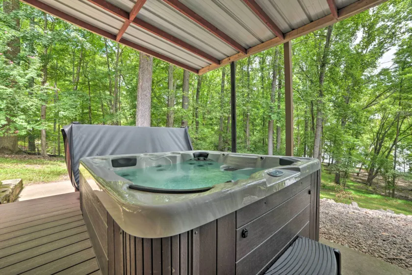 Pristine Lake Barkley Escape w/ Deck, Porch & Bar! - Interiør