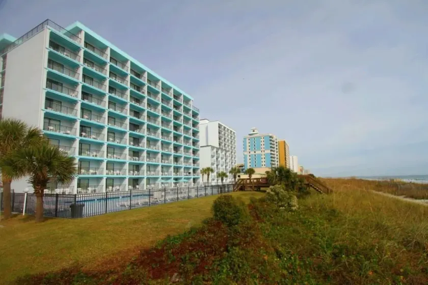 Tropical Seas Hotel - Image 1