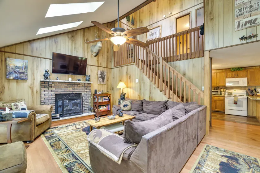 Cozy Bear Den Cabin | Game Room & Golf Cart - Image 1