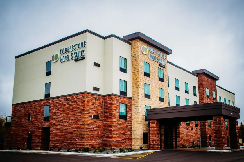 Cobblestone Hotel & Suites International Falls - Image 1