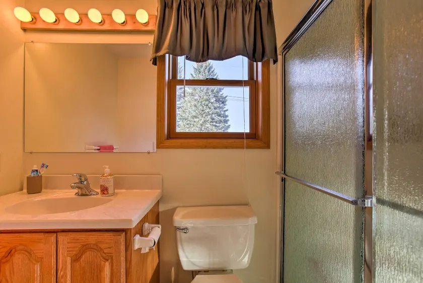 Cozy Riverfront Home w/ Fire Pit in Houghton Lake! - Interiør