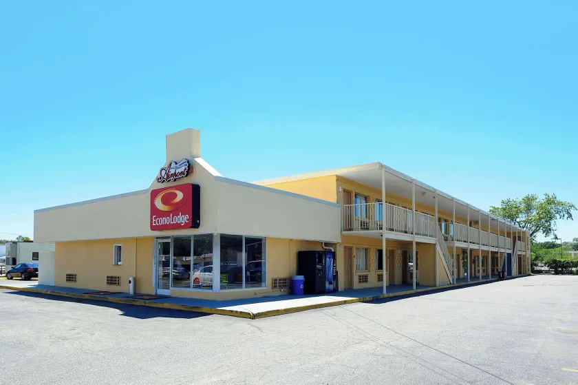 Econo Lodge Norfolk Airport - Image 1