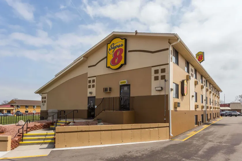 Super 8 by Wyndham Janesville - Image 1