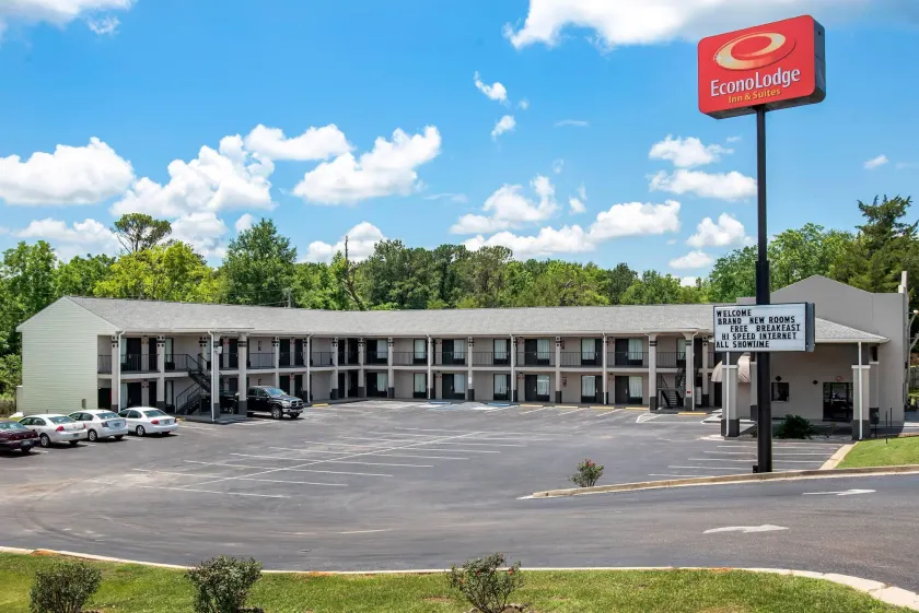 Econo Lodge Inn & Suites Evergreen - Image 1